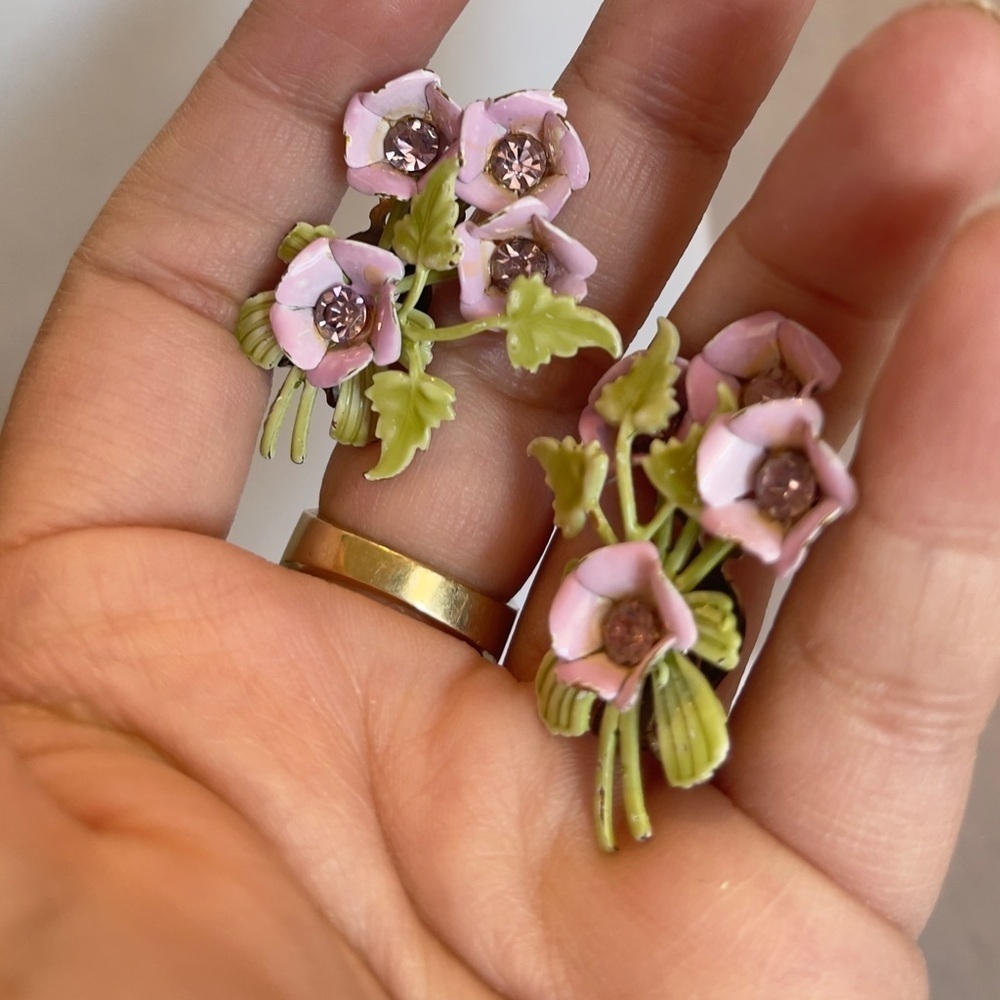 1960s Vintage Light Purple Enameled Flower Earrings clip on - Picture 2 of 5